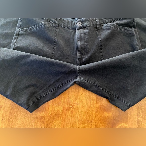 Isaac Mizrahi Crop Demi boot cut jean. Size 16. Black. Like New. - Picture 5 of 6